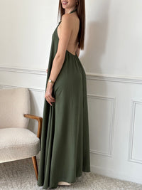 Adoptez une allure audacieuse avec cette robe longue kaki Adeje. Son col montant réglable, orné d’un détail doré, apporte une touche sophistiquée tandis que l’élastique au dos assure un confort parfait. Sans manches et à la coupe ample, elle offre une liberté de mouvement idéale pour affirmer votre style avec assurance.&nbsp;