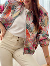 Apportez une touche de dynamisme à votre garde-robe avec la veste colorée à motifs Camilia. Conçue dans un style bomber, elle offre un confort optimal grâce à ses manches longues et son élastique aux poignets et au bas de la veste.