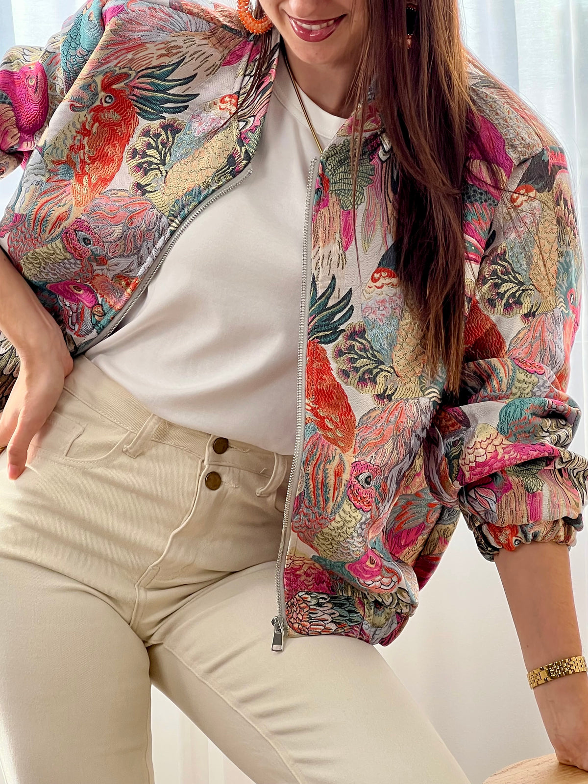 Apportez une touche de dynamisme à votre garde-robe avec la veste colorée à motifs Camilia. Conçue dans un style bomber, elle offre un confort optimal grâce à ses manches longues et son élastique aux poignets et au bas de la veste.