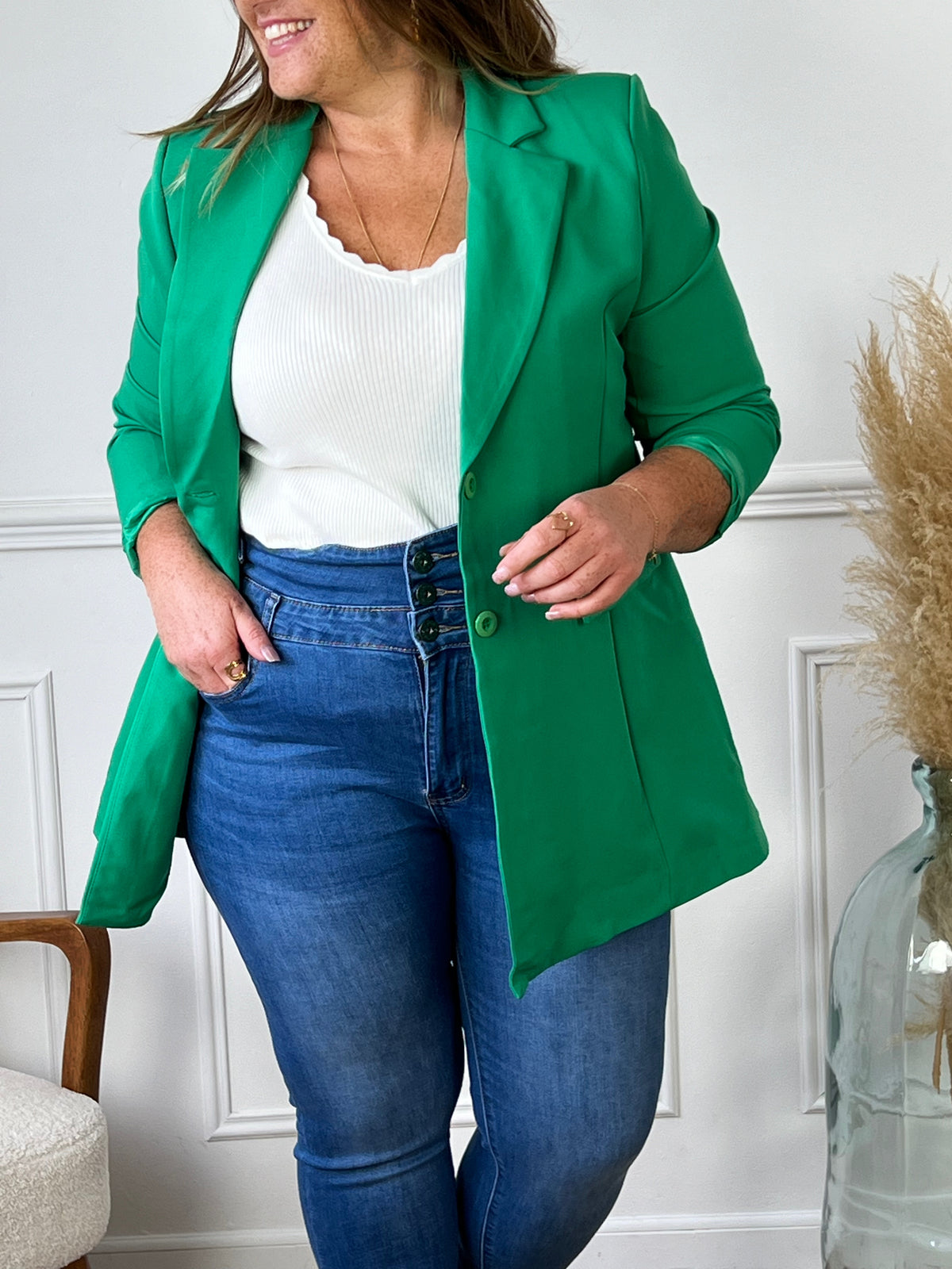 Ce blazer vert grande taille pour femme est un must-have pour toute garde-robe! Fabriqué en Italie par André, il dispose d'un doublé et de manches longues avec épaulettes pour une silhouette élégante et structurée. Les boutons verts sur la longueur ajoutent une touche de sophistication et les poches factices à l'avant offrent un supplément de style pratique.