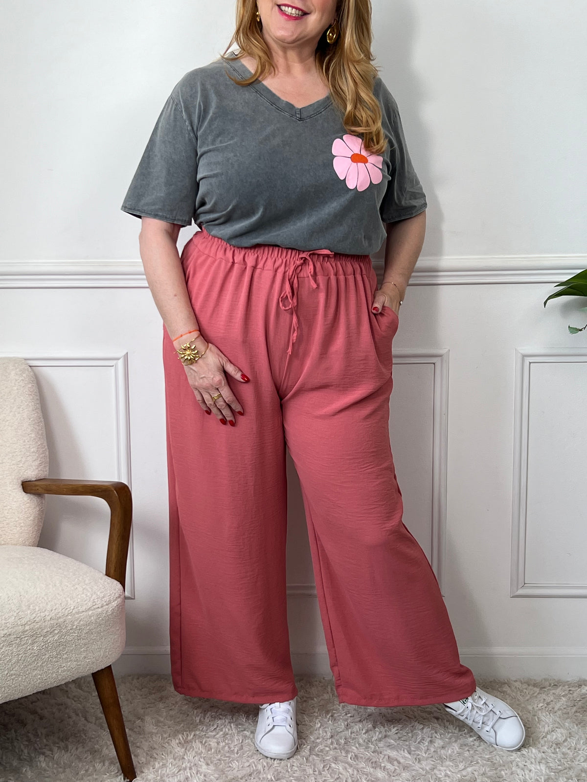 On craque pour ce tee-shirt gris ultra doux, sublimé par de délicats motifs floraux rose, orangé et jaune. Un vrai coup de cœur pour illuminer vos journées avec style et légèreté!