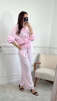 Affichez votre style unique avec la chemise Jolina rose en gaz de coton pour femme ! Avec des manches longues et un col chemise, cette chemise est à la fois chic et décontractée. Cette chemise vous offrira un confort inégalable.
