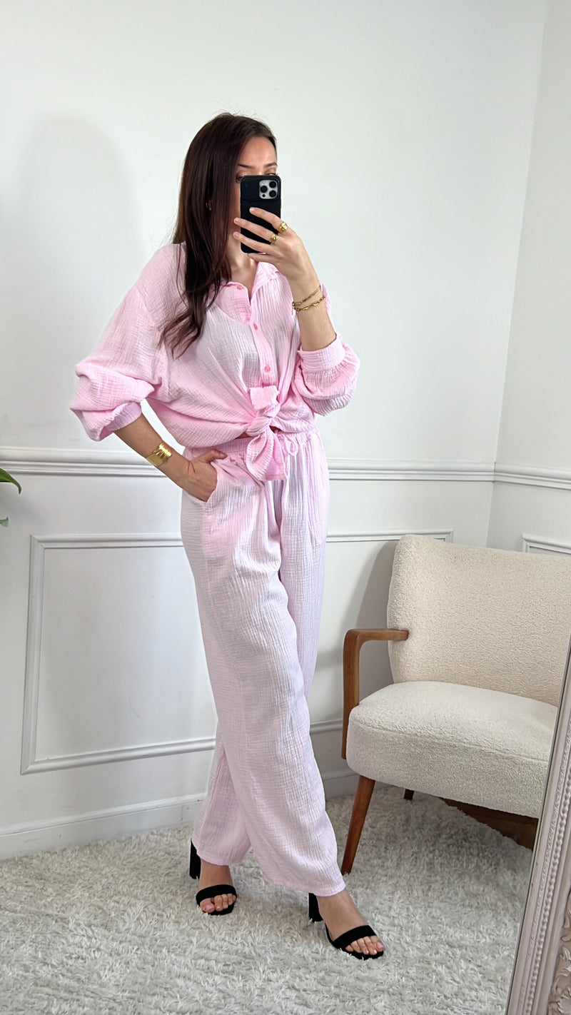 Affichez votre style unique avec la chemise Jolina rose en gaz de coton pour femme ! Avec des manches longues et un col chemise, cette chemise est à la fois chic et décontractée. Cette chemise vous offrira un confort inégalable.