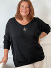 Ce pull grande taille noir Adea allie élégance et confort. Orné d’une étoile délicatement mise en valeur par des strass sur le devant, il apporte une touche lumineuse à votre tenue.&nbsp;