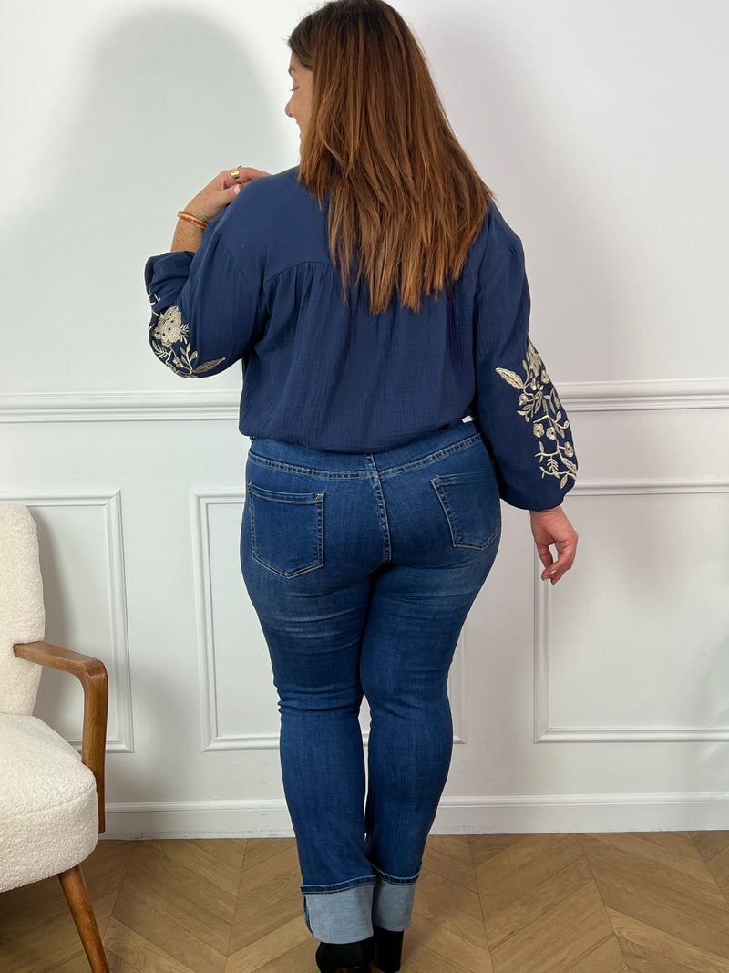 Découvrez notre jean bleu Caty, idéal pour les femmes de grande taille. Avec sa taille haute et ses deux poches à l'arrière, il offre un confort optimal. Profitez également de ses deux poches latérales ornées de détails gris et de ses passants pour ceinture. Ajoutez une touche d'élégance à votre tenue avec sa couleur intemporelle : noir.