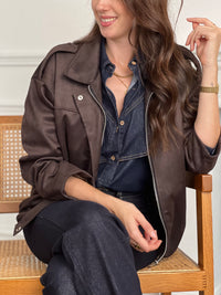 Chemise courte bleu brut pour femme, confectionnée en 100 % coton pour un confort naturel. Dotée de manches longues, d’un col chemise et de jolis volants sur le devant, elle offre un style à la fois féminin et moderne. Ses boutons ton sur ton et ses coutures camel apportent une touche raffinée et tendance.