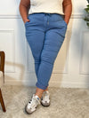 Ce pantalon stretch allie confort et style. Sa taille élastique et sa ceinture offrent un ajustement parfait. Avec ses poches pratiques volantées et son tissu extensible, il flatte toutes les silhouettes et s'adapte à toutes vos envies, chic ou décontractées.