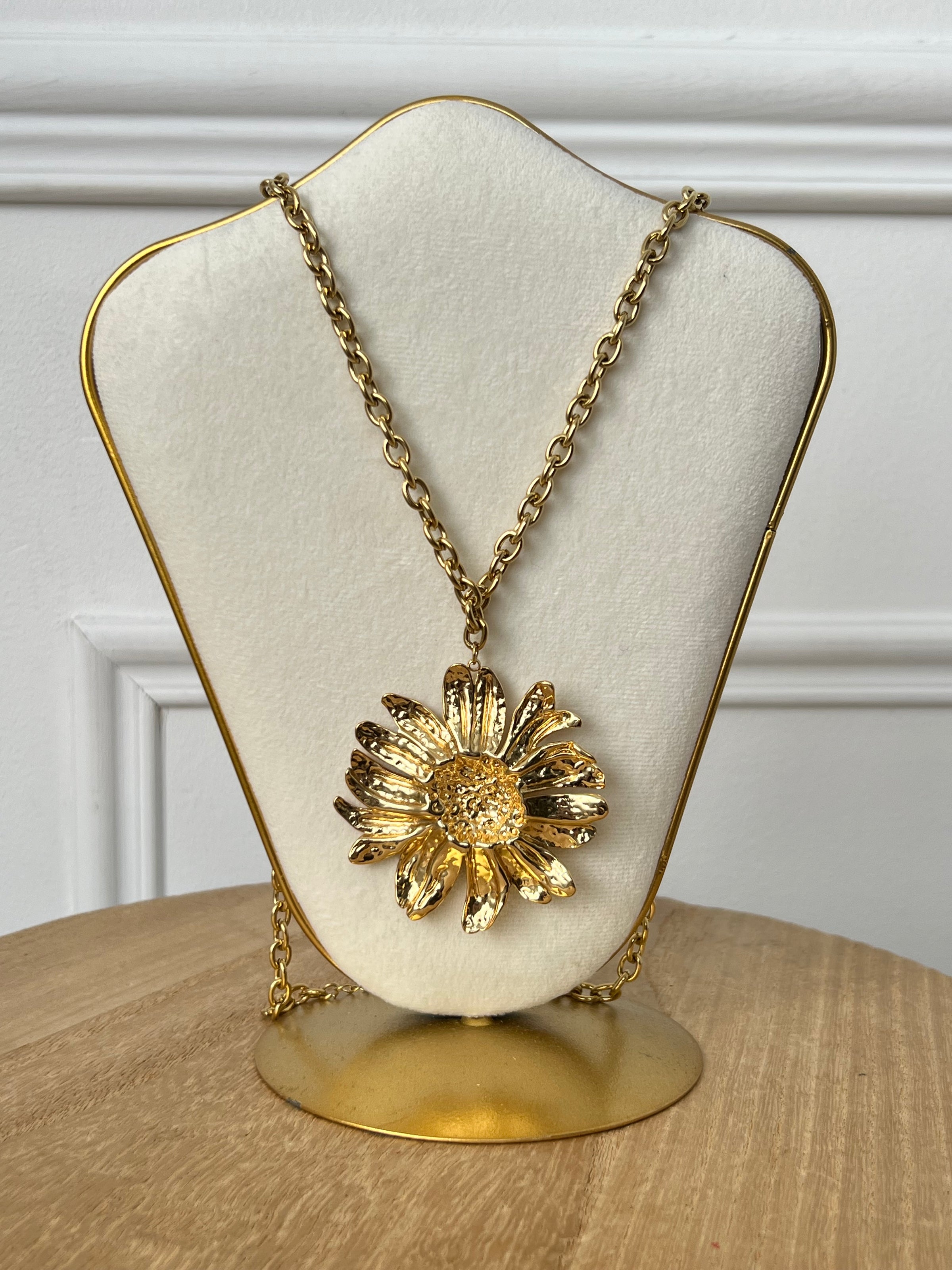 Gold flower necklace: Rosalia