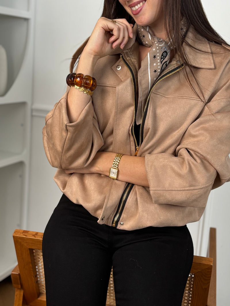 Cette veste courte style bombers se décline dans une teinte beige chaleureuse et tendance. Avec sa coupe moderne et son esprit casual-chic, elle apporte une touche de caractère à toutes vos tenues. Légère et polyvalente, elle se porte aussi bien au quotidien que pour compléter un look plus travaillé.