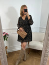 La robe courte Timy offre confort et élégance avec ses manches longues, son col cache-cœur et sa ceinture amovible. Ses motifs floraux en noir et beige donnent une touche élégante et féminine à cette pièce facile à porter au quotidien ou pour des occasions spéciales.