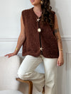 La veste moumoute sans manches Eda allie douceur et style. Conçue pour offrir un confort optimal, elle présente un col en V élégant et des broches dorées délicates sur le devant, qui ajoutent une touche sophistiquée.