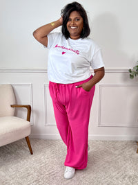 Tee-shirt mademoiselle écru et fuchsia pour femme. Ce tee-shirt à manches courtes séduit par son col rond classique et son inscription "Mademoiselle" accompagnée d’un petit cœur. Avec ses couleurs écru et turquoise, il apporte une touche fraîche et féminine à votre tenue du quotidien.