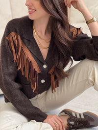 Chic et original, ce gilet marron col V se distingue par ses franges marron clair sur le devant. Une pièce pleine de caractère, à la fois douce, moderne et facile à associer au quotidien.