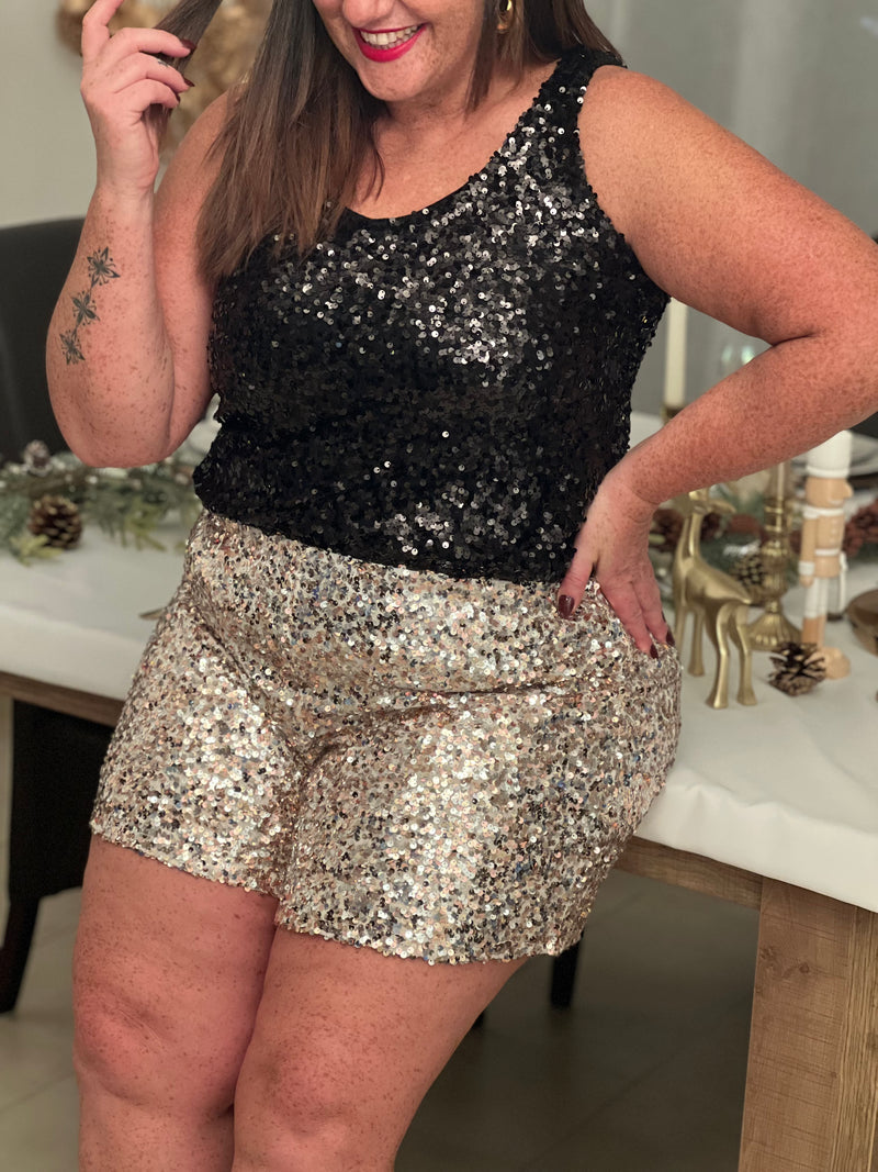 Le top Charlize en noir sublime votre silhouette avec ses sequins noirs scintillants. Sans manches et col rond, ce top grande taille offre élégance et confort grâce à sa doublure intérieure. Une pièce intemporelle pour briller en toute confiance.