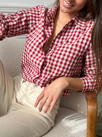 Cette chemise à carreaux rouge et écru pour femme est un incontournable pour un look casual et tendance. Conçue avec des manches longues et un col chemise classique, elle arbore un motif à carreaux intemporel sur toute la chemise, parfait pour des tenues de saison. Les boutons sur le devant et aux poignets ajoutent une touche élégante et pratique. Dotée d'une poche sur le devant, cette chemise est à la fois stylée et fonctionnelle, idéale pour un style décontracté ou superposée sur un t-shirt. Les couleurs 