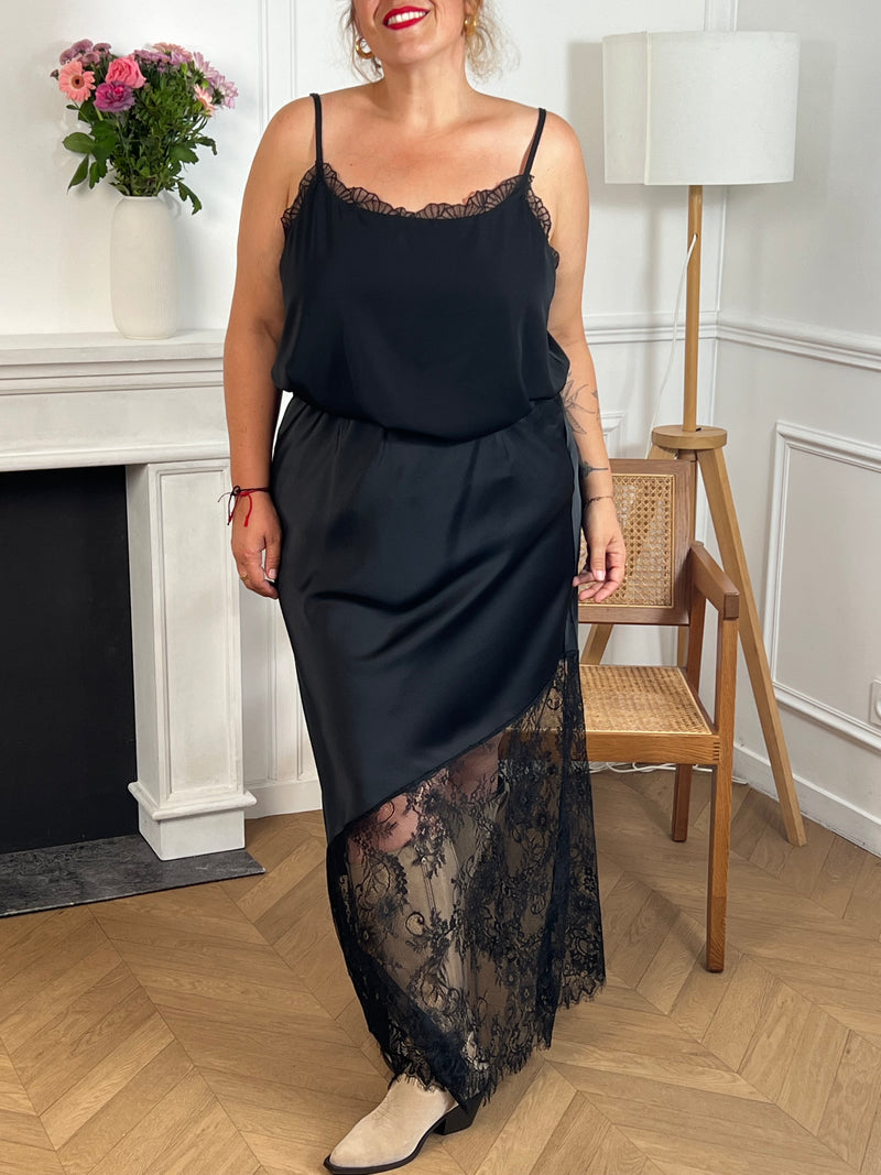 Cette jupe longue noire grande taille est conçue pour allier confort et élégance. Sa taille élastique assure un ajustement parfait, tandis que la dentelle ajourée sur le bas apporte une touche délicate et féminine.
