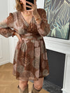Robe courte à motifs avec manches longues et col en V. Élastiques au dos et aux poignets pour un confort optimal. Doublée sauf aux manches. Couleurs chaudes marron, doré et kaki pour un style élégant et facile à porter.