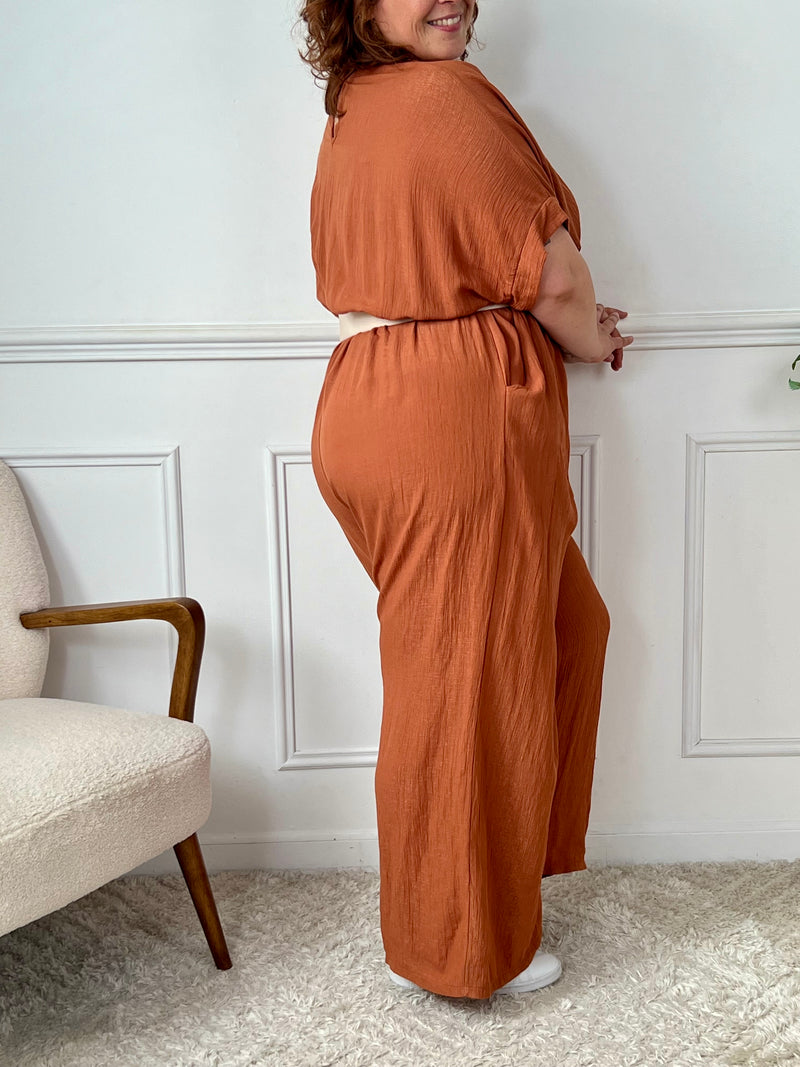La combinaison Savanah terracotta grande taille allie confort et élégance avec son col cache-cœur, ses manches courtes et son élastique à la taille. Pratique avec ses poches latérales et son ouverture dos à bouton, elle vous met en valeur avec douceur.