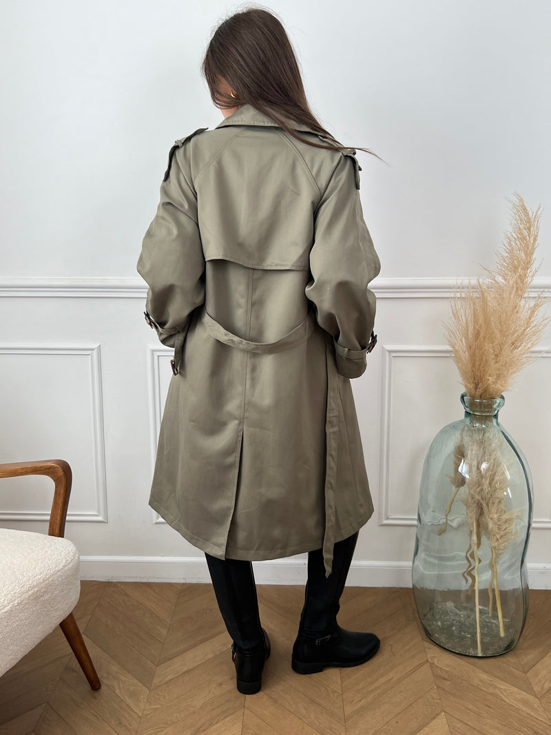 Ajoutez une touche de féminité et de style à votre garde-robe avec notre trench Marlyne en kaki. Doté d'une ceinture amovible à la taille et aux manches pour une silhouette flatteuse. Parfait pour toutes les occasions, ce trench est fendu à l'arrière pour un look à la fois chic et pratique.