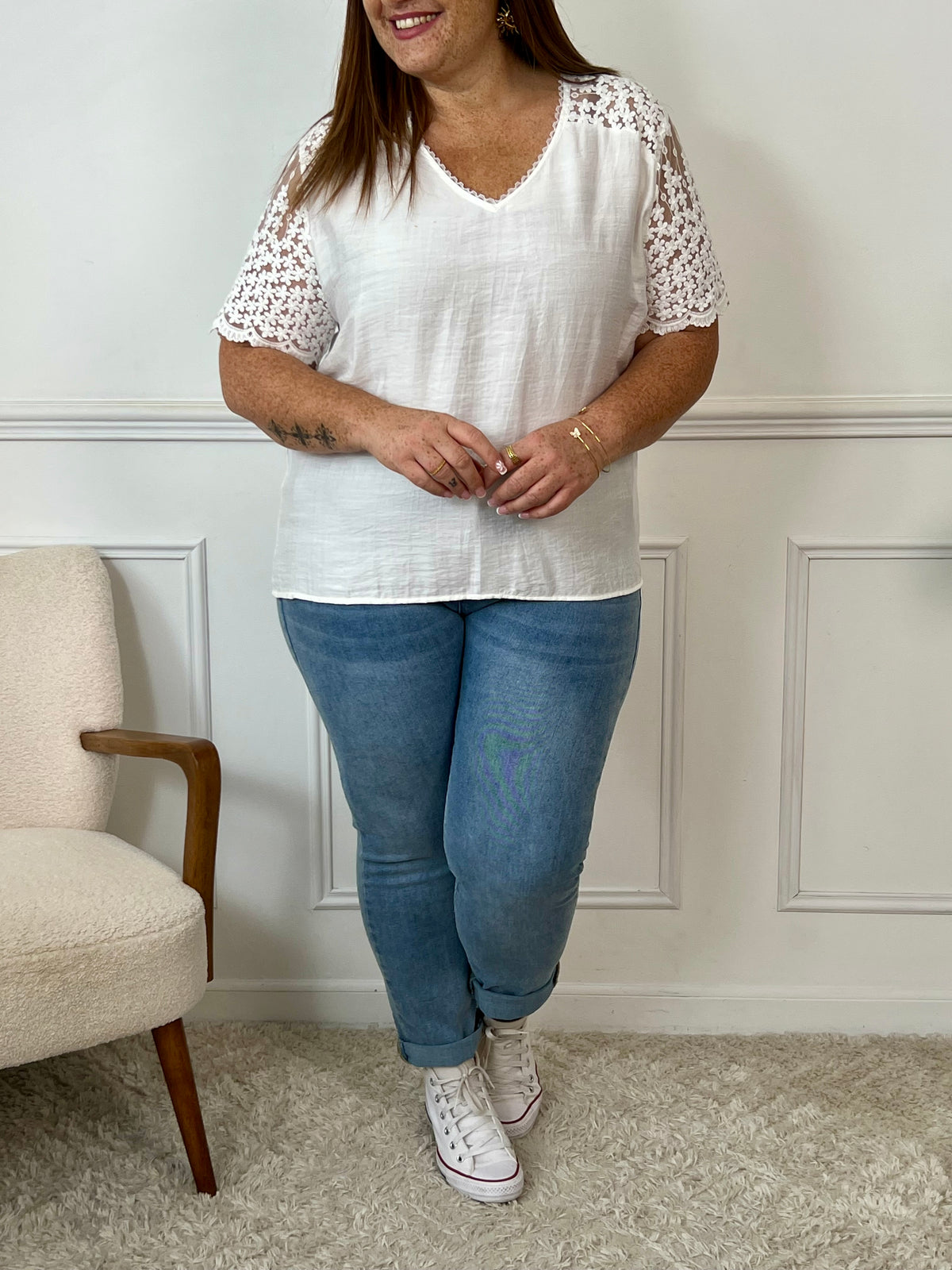 Découvrez la blouse écrue Delora, alliant élégance et confort. Sa coupe ample assure une liberté de mouvement idéale, tandis que ses manches courtes en dentelle apportent une touche délicate et féminine. Le col en V orné de dentelle sublime votre décolleté avec raffinement.