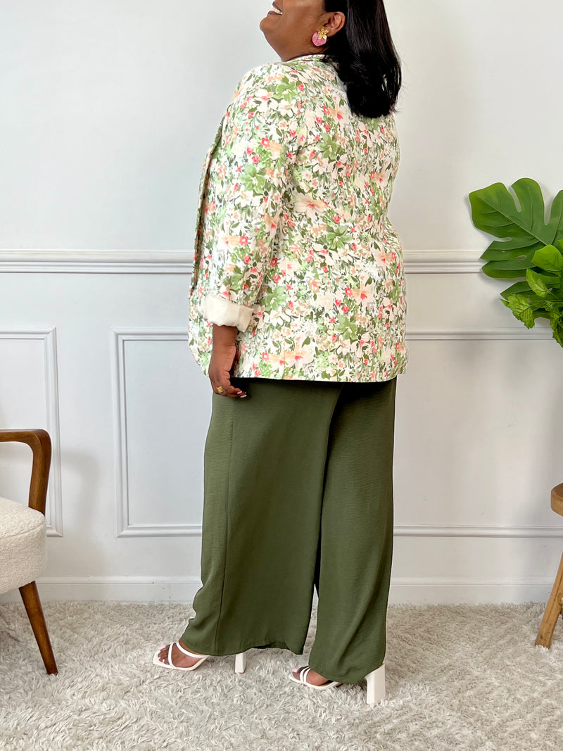 Valorisez votre silhouette avec le blazer Flora vert à motifs, spécialement conçu pour les grandes tailles. Ses manches longues assurent une coupe flatteuse, tandis que les épaules apportent structure et élégance.
