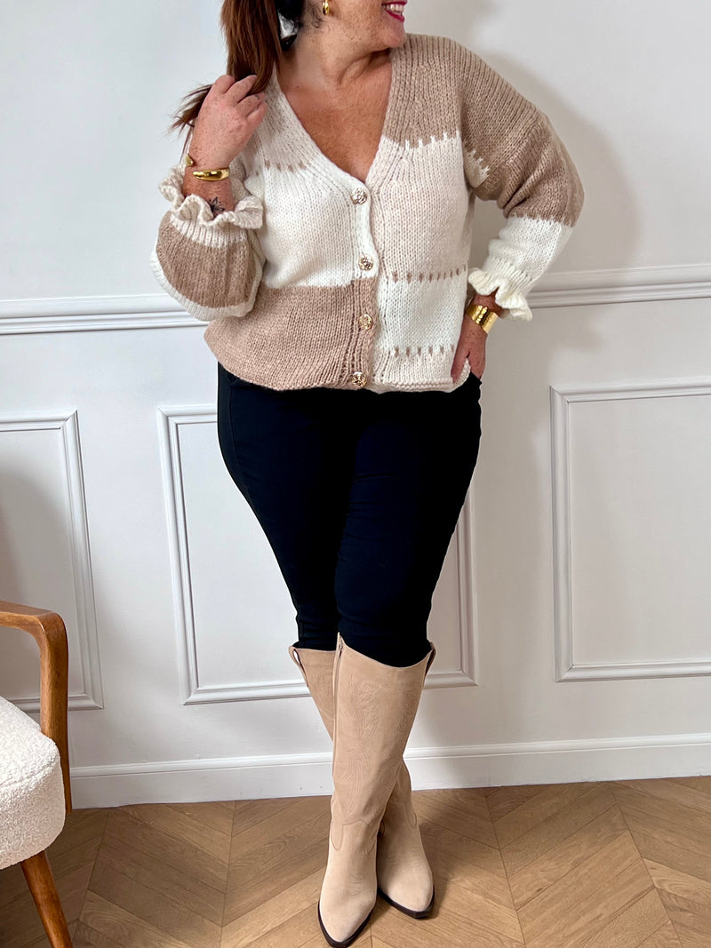 Ce gilet grande taille Milana allie élégance et confort grâce à sa maille douce et son col en V classique. Ses manches longues resserrées avec élastique assurent une tenue parfaite tout au long de la journée
