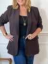 Valorisez votre silhouette avec le blazer en marron glacé, spécialement conçu pour les grandes tailles. Ses manches longues assurent une coupe flatteuse, tandis que les épaules apportent structure et élégance.