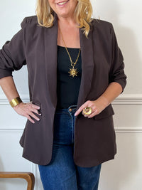 Valorisez votre silhouette avec le blazer en marron glacé, spécialement conçu pour les grandes tailles. Ses manches longues assurent une coupe flatteuse, tandis que les épaules apportent structure et élégance.