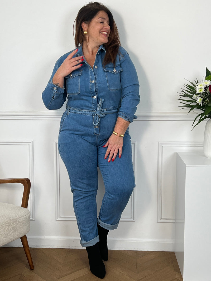 Adoptez un look tendance et confortable avec cette combinaison longue en jean bleu, parfaite pour toutes les occasions. Son denim souple, sa taille ajustable et ses manches longues en font une pièce incontournable au style effortless.&nbsp;