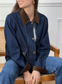 Adoptez un style unique avec cette veste en jean bleu Jalyne, sublimée par un col et des manches en velours marron. Ses manches longues et ses boutons dorés apportent une touche élégante. Avec ses deux poches avant pratiques, elle allie confort et modernité. Un mix parfait entre casual et chic, idéal pour toutes les saisons.