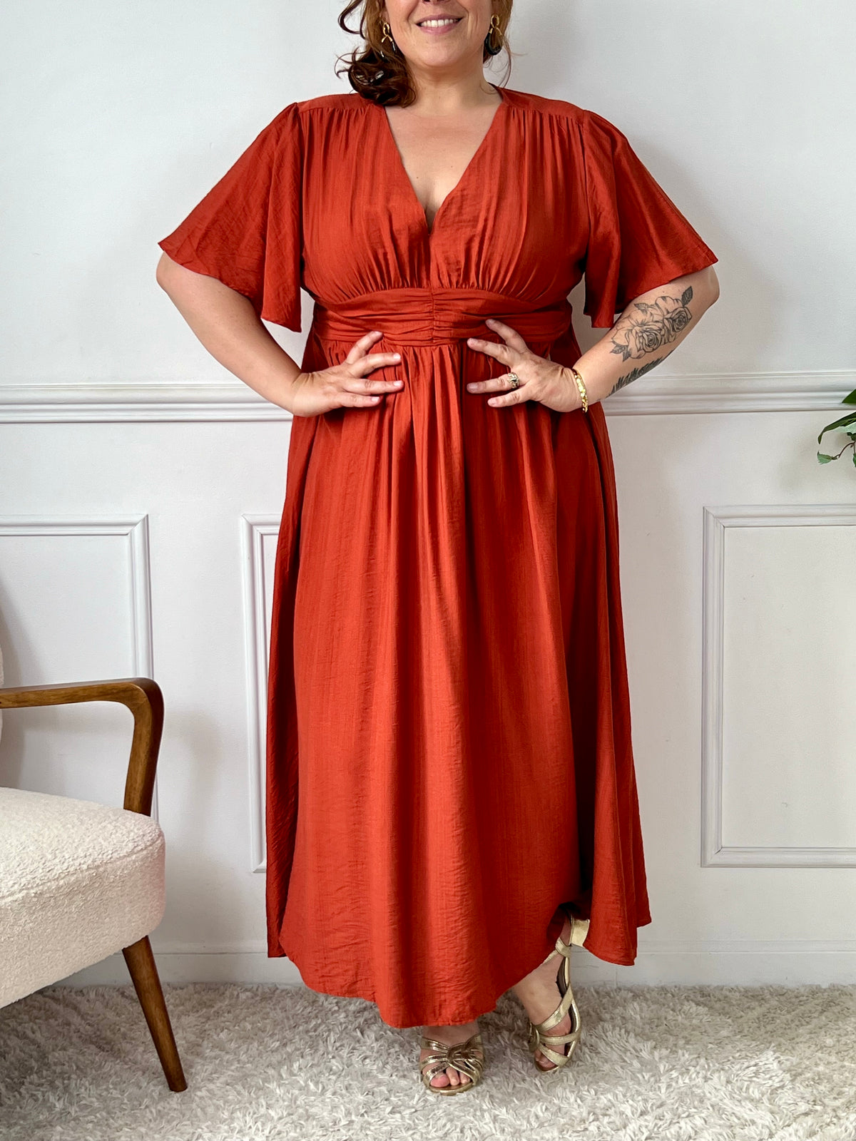 Robe longue terracotta grande taille femme – Chic et confortable, cette robe à manches courtes et col V sublime la silhouette. Sa taille élastique au dos assure un ajustement agréable. En couleur terracotta, elle est parfaite pour une allure féminine et tendance en grande taille.
