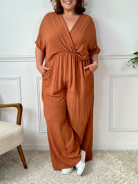 La combinaison Savanah terracotta grande taille allie confort et élégance avec son col cache-cœur, ses manches courtes et son élastique à la taille. Pratique avec ses poches latérales et son ouverture dos à bouton, elle vous met en valeur avec douceur.