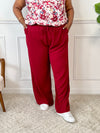 Le pantalon Layana, aussi ample que confortable, possède une taille élastique avec cordon pour un ajustement parfait. Avec ses 2 poches pratiques à l'avant, il est idéal pour un look décontracté et pratique.