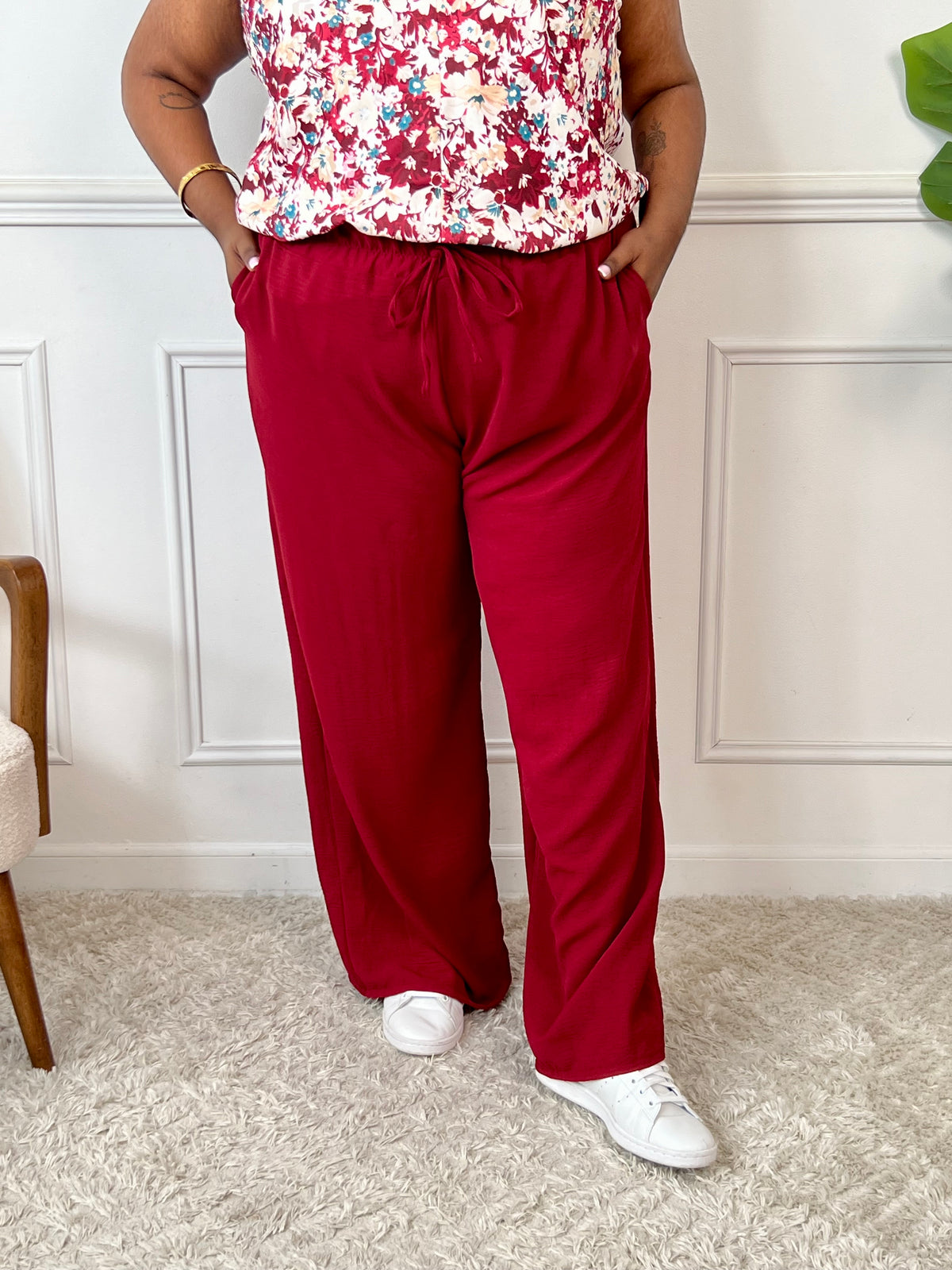 Le pantalon Layana, aussi ample que confortable, possède une taille élastique avec cordon pour un ajustement parfait. Avec ses 2 poches pratiques à l'avant, il est idéal pour un look décontracté et pratique.