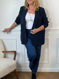 Valorisez votre silhouette avec le blazer en bleu, spécialement conçu pour les grandes tailles. Ses manches longues assurent une coupe flatteuse, tandis que les épaules apportent structure et élégance.