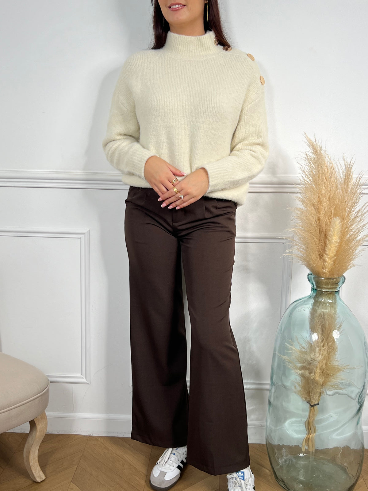 Pantalon chocolat taille haute femme
Coupe droite
Fermeture&nbsp;à zip avec un bouton
Passants pour ceinture
2 poches&nbsp;à l'avant
2 poches factices à l'arrière
Couleur : chocolat