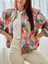 Apportez une touche de dynamisme à votre garde-robe avec la veste colorée à motifs Camilia. Conçue dans un style bomber, elle offre un confort optimal grâce à ses manches longues et son élastique aux poignets et au bas de la veste.