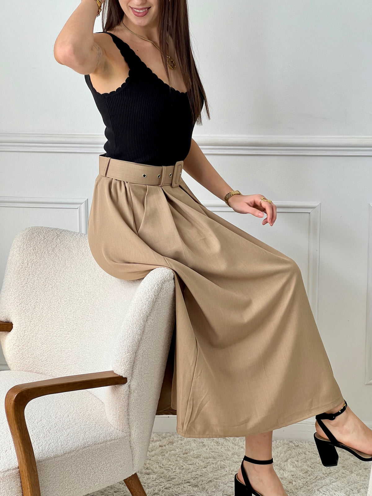 Adoptez un look élégant et confortable avec notre Jupe camel : Prune ! Cette jupe longue de couleur camel est dotée de 2 poches latérales pratiques, d'une taille élastique pour un ajustement parfait et d'une ceinture amovible pour une touche de style.&nbsp;