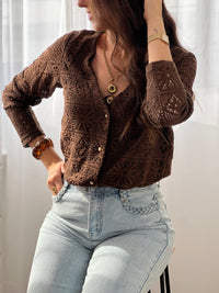 Cette chemise marron en broderie, modèle Venus, allie élégance et confort. Ses manches longues et son col en V apportent une silhouette flatteuse, tandis que les boutons dorés ajoutent une touche raffinée. Doublée pour plus de douceur, elle met en valeur la délicatesse de la broderie tout en offrant une agréable sensation au porter.