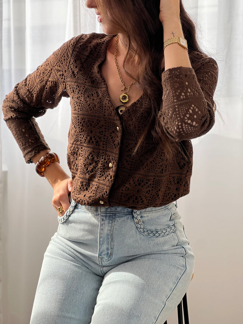 Cette chemise marron en broderie, modèle Venus, allie élégance et confort. Ses manches longues et son col en V apportent une silhouette flatteuse, tandis que les boutons dorés ajoutent une touche raffinée. Doublée pour plus de douceur, elle met en valeur la délicatesse de la broderie tout en offrant une agréable sensation au porter.