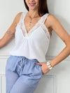 Transformez votre look avec le top Larah ! Fabriqué en gaze de coton écru, avec des bretelles et un col en broderie, son dos élastique offre un confort sans égal.