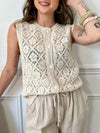 Rejoignez la tendance du crochet avec le top sans manches Liyah ! Avec son col rond et ses boutons sur la longueur, ce top apporte une touche vintage et bohème à votre garde-robe.