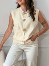 Gilet beige tout en douceur, subtilement rehaussé de détails dorés le long de la silhouette. Une pièce élégante et lumineuse, idéale pour réchauffer vos looks avec raffinement.