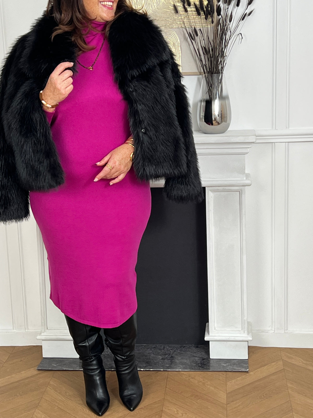 Douce et pleine de caractère.
Cette robe pull à col roulé, dans des tons rose magenta, réchauffe la saison tout en affirmant ton style.