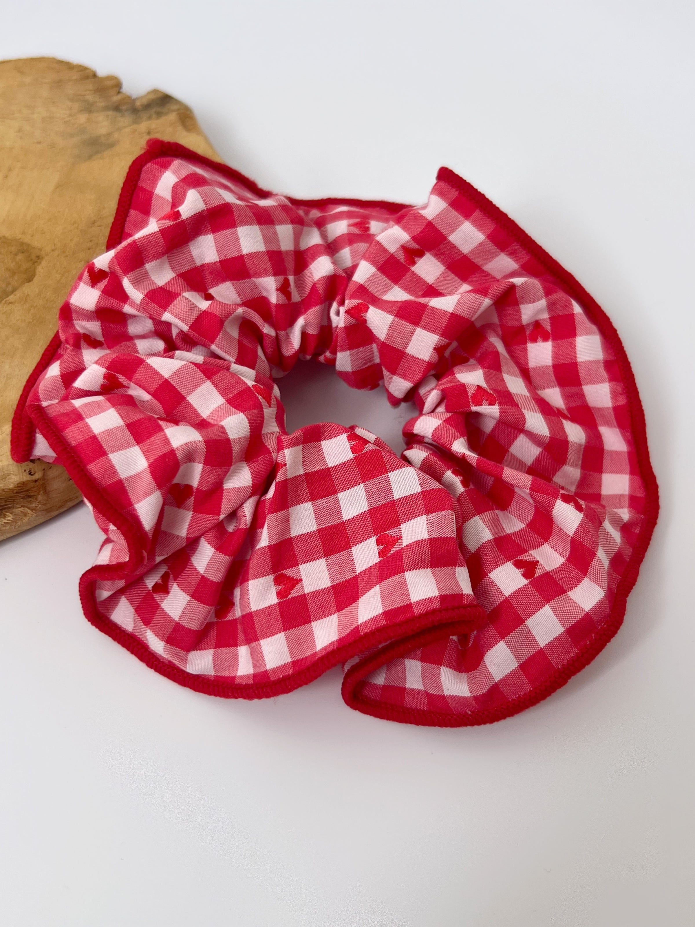Red patterned scrunchie: Auralie