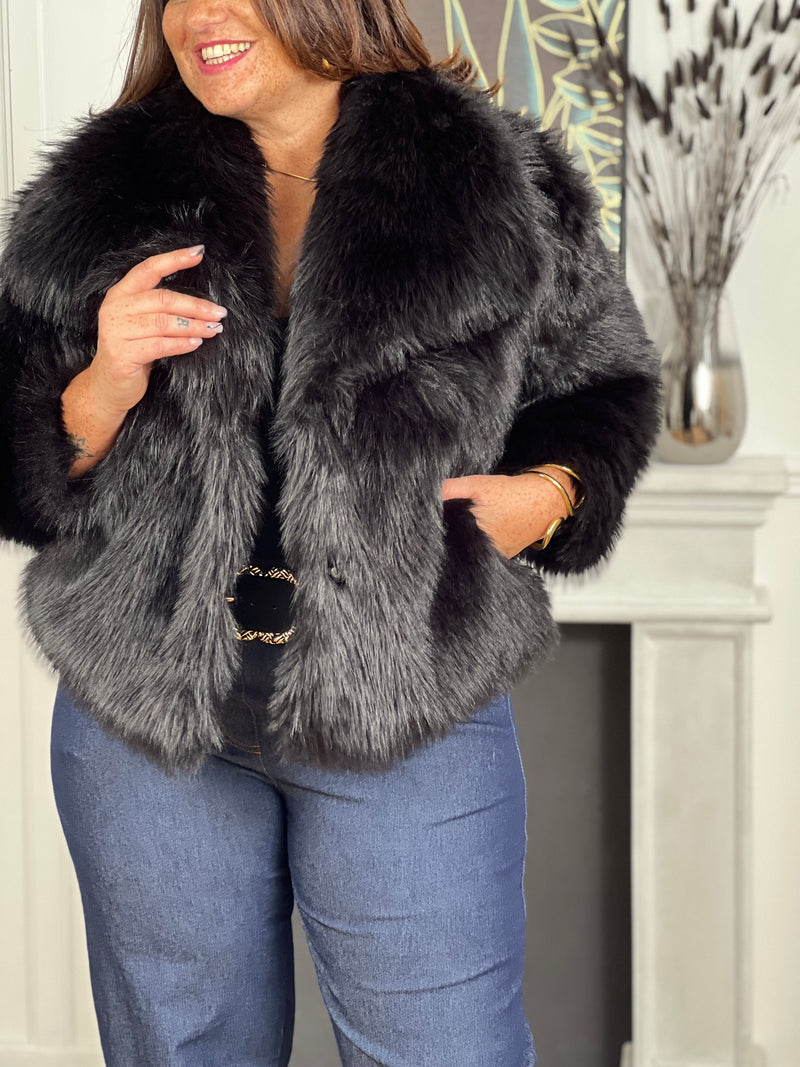 Cette veste noire grande taille Talia allie élégance et confort avec sa fausse fourrure douce qui apporte une touche chaleureuse et luxueuse. Ses manches longues et son col revers offrent une silhouette soignée et tendance, parfaite pour les journées fraîches.
