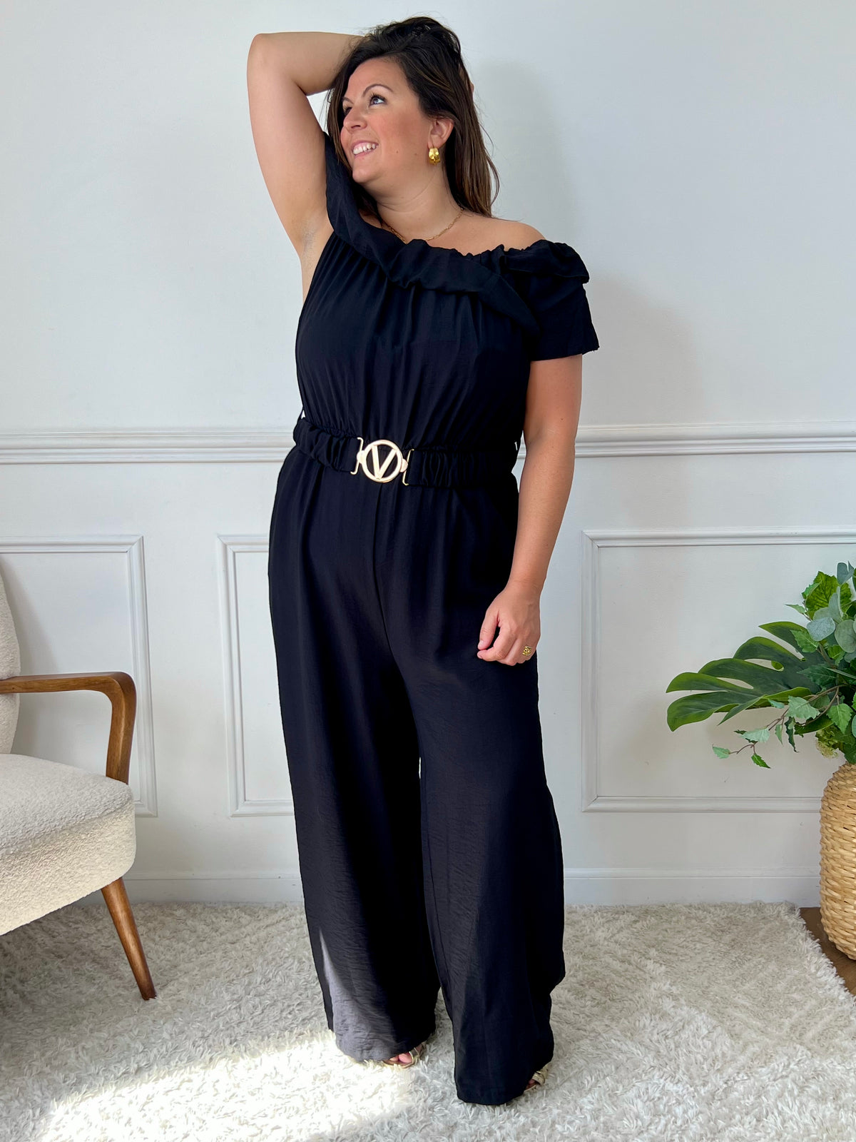 Cette combinaison noire grande taille est polyvalente et élégante. Son col bateau élastique avec volants, sa taille élastique et sa ceinture amovible mettent en valeur votre silhouette. Avec ses poches latérales, vous avez tout ce dont vous avez besoin pour partir à l'aventure.