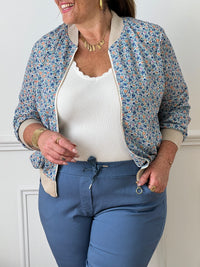 Optez pour un look floral avec la veste Resa ! Cette élégante bomber bleu à motifs fleurs et fil lurex argenté offre une coupe grande taille et légère, mais aussi une fermeture éclair dorée et des élastiques brillants au col, aux poignets et à la taille. Ajoutez une touche d'éclat à votre tenue avec ce motif coloré.