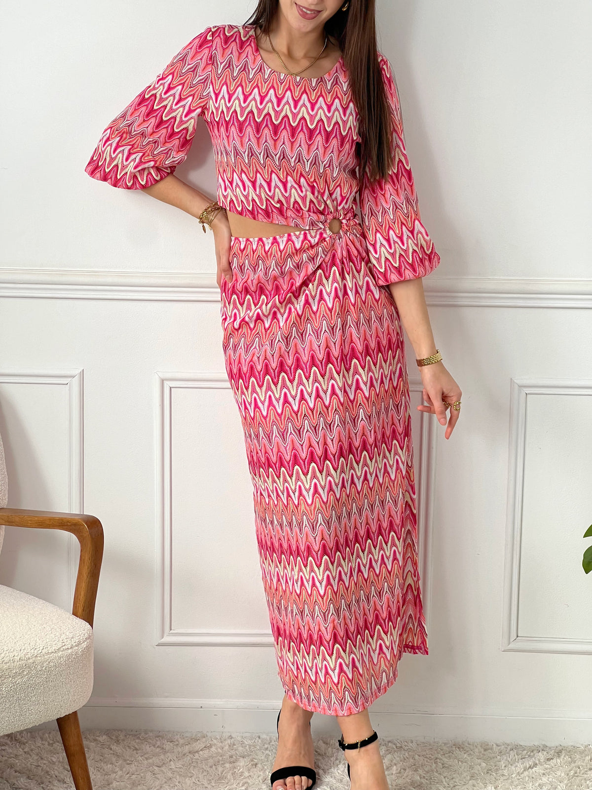 Enfilez cette robe longue colorée Phila pour un look frais et original ! Légèrement ajourée et dotée de manches bouffantes élastiques, elle est ouverte à la taille et doublée jusqu'à la mi longueur pour une silhouette flatteuse.
