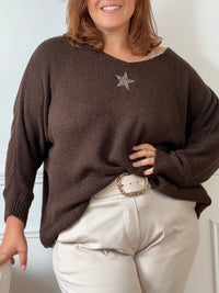 Ce pull grande taille marron Adea allie élégance et confort. Orné d’une étoile délicatement mise en valeur par des strass sur le devant, il apporte une touche lumineuse à votre tenue.